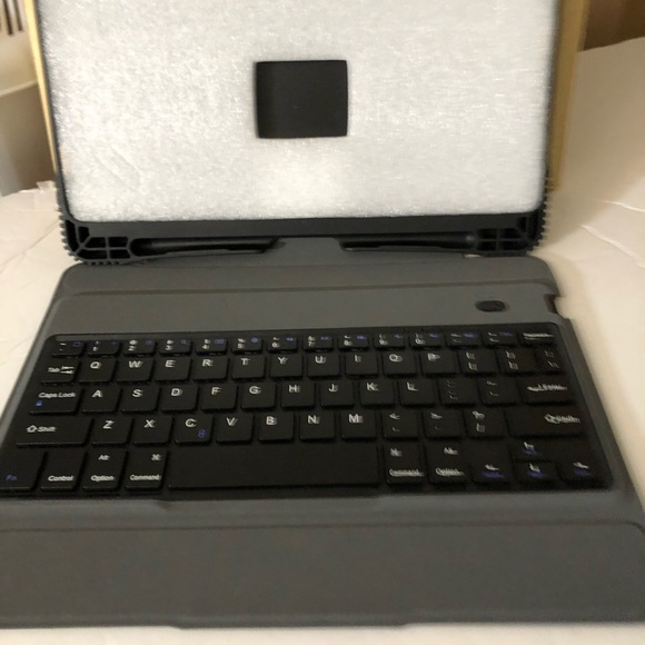 iPad case with Bluetooth keyboard. - Picture 3 of 5